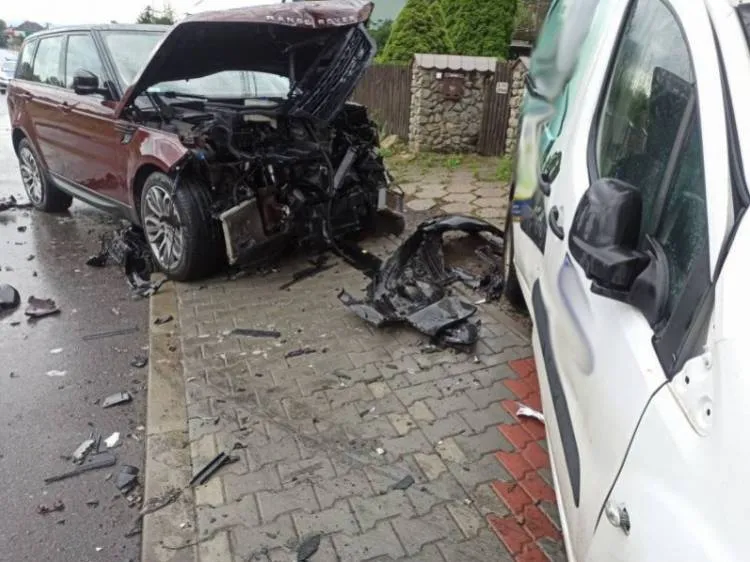 Zderzenie dwóch aut na ul. Marcinkowickiej w Chełmcu. Jedna osoba była zakleszczona w rozbitym pojeździe