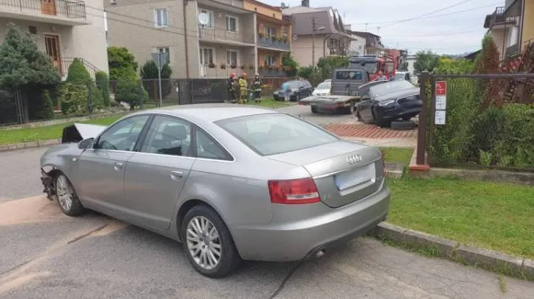 Kolizja dwóch osobówek na ul. Kosmonautów. Jeden pojazd wbił się w ogrodzenie posesji