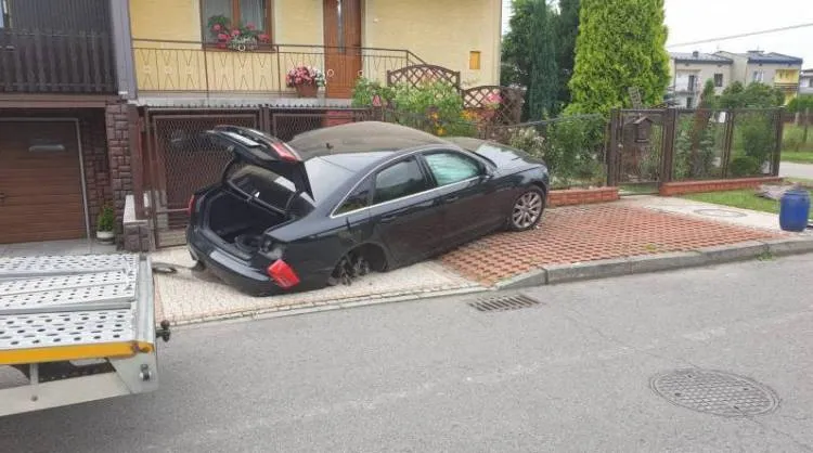 Kolizja dwóch osobówek na ul. Kosmonautów. Jeden pojazd wbił się w ogrodzenie posesji