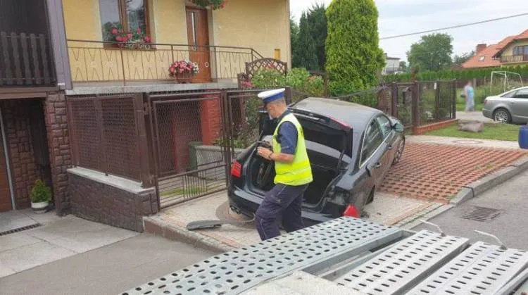 Kolizja dwóch osobówek na ul. Kosmonautów. Jeden pojazd wbił się w ogrodzenie posesji