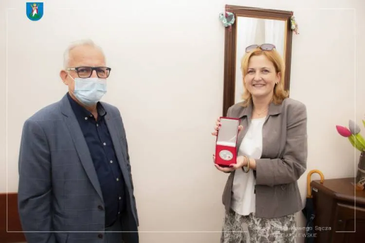 Zastępca prezydenta Magdalena Majka otrzymała medal na 100-lecie Polskiego Czerwonego Krzyża