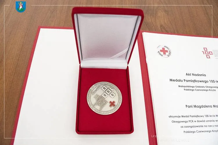 Zastępca prezydenta Magdalena Majka otrzymała medal na 100-lecie Polskiego Czerwonego Krzyża Nowy Sącz