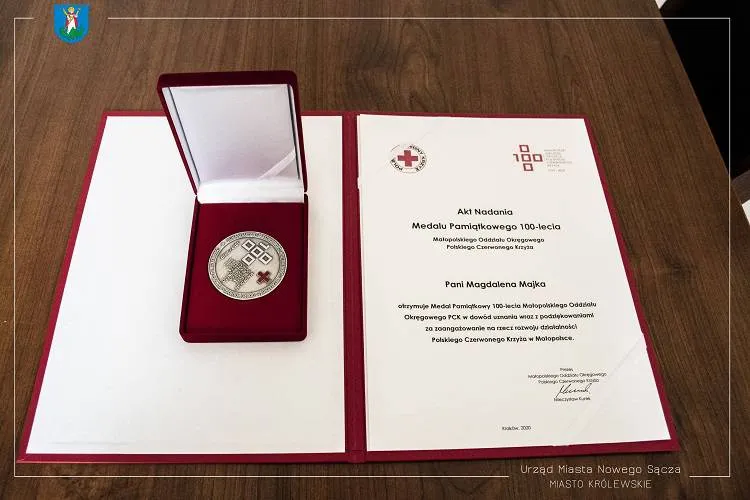 Zastępca prezydenta Magdalena Majka otrzymała medal na 100-lecie Polskiego Czerwonego Krzyża Nowy Sącz