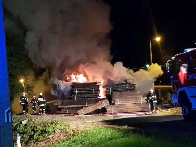 Stróże. 7 zastępów straży gasiło pożar podkładów kolejowych