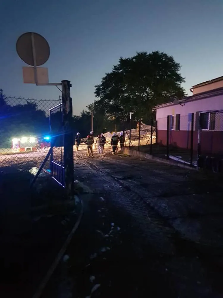 Stróże. 7 zastępów straży gasiło pożar sterty podkładów kolejowych