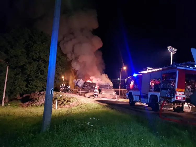 Stróże. 7 zastępów straży gasiło pożar sterty podkładów kolejowych