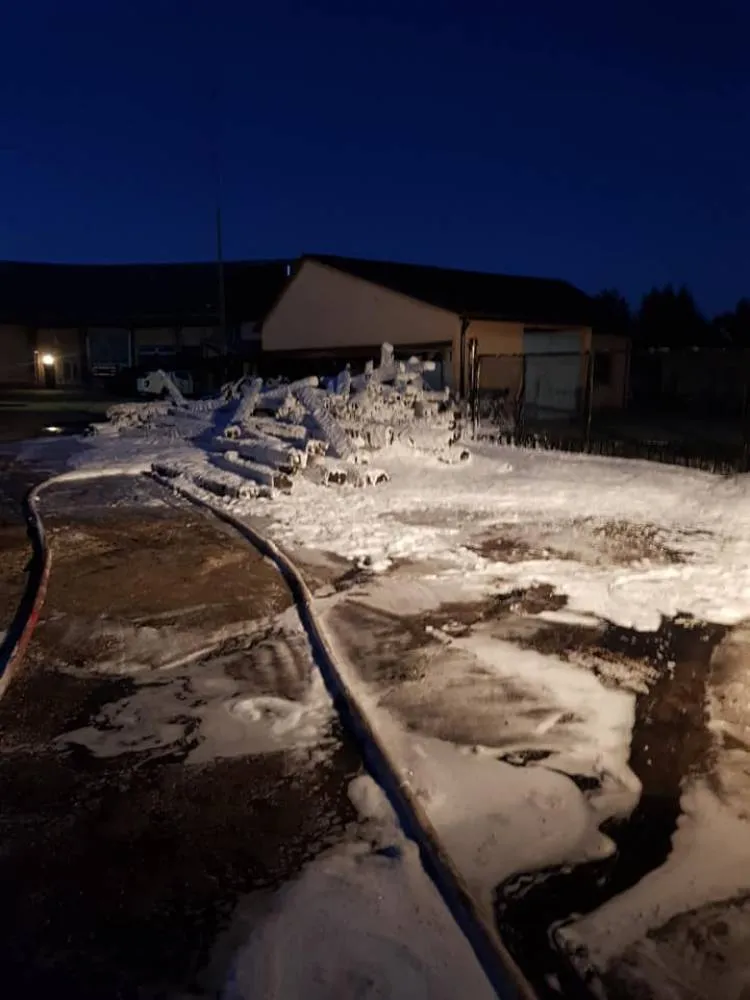 Stróże. 7 zastępów straży gasiło pożar sterty podkładów kolejowych