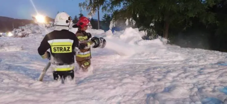 Stróże. 7 zastępów straży gasiło pożar sterty podkładów kolejowych
