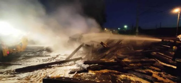 Stróże. 7 zastępów straży gasiło pożar sterty podkładów kolejowych