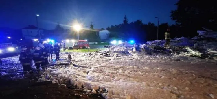 Stróże. 7 zastępów straży gasiło pożar sterty podkładów kolejowych