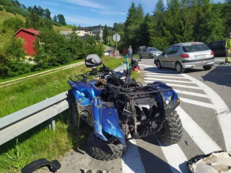Zderzenie osobówki i quada w Krzyżówce. Na miejsce wezwano śmigłowiec LPR