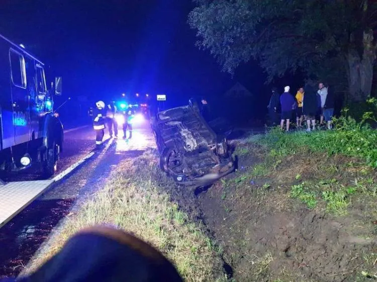 Wypadek w Obłazach Ryterskich. Dachował samochód osobowy