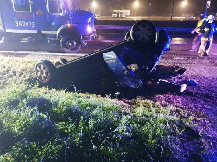 Wypadek w Obłazach Ryterskich. Dachował samochód osobowy