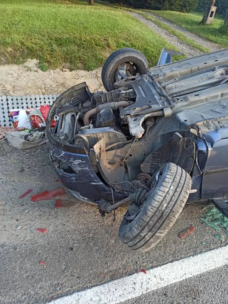 Wypadek w Ropie. Kierowca zasnął za kierownicą