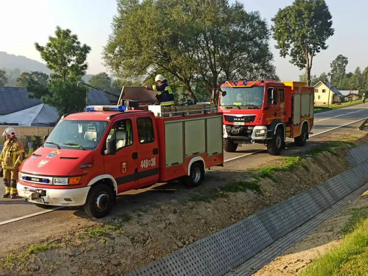 Wypadek w Ropie. Kierowca zasnął za kierownicą
