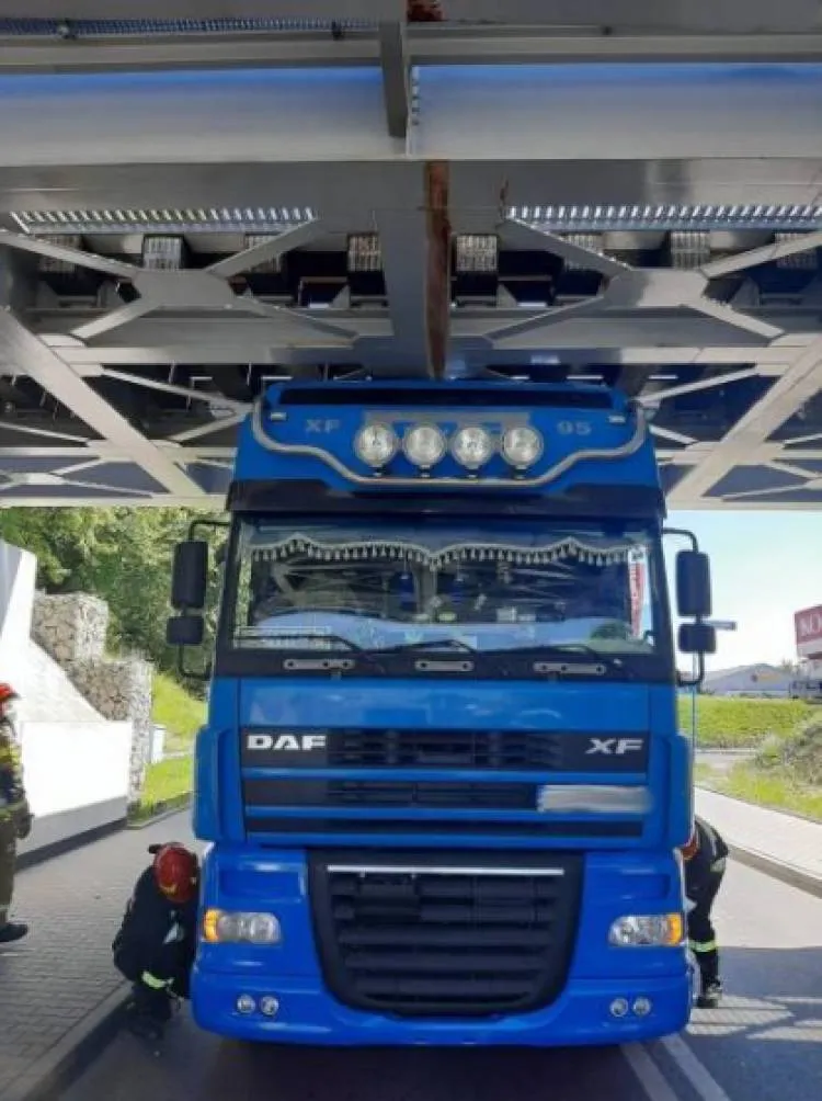 Ciężarówka zaklinowała się pod mostem na ul. Zielonej