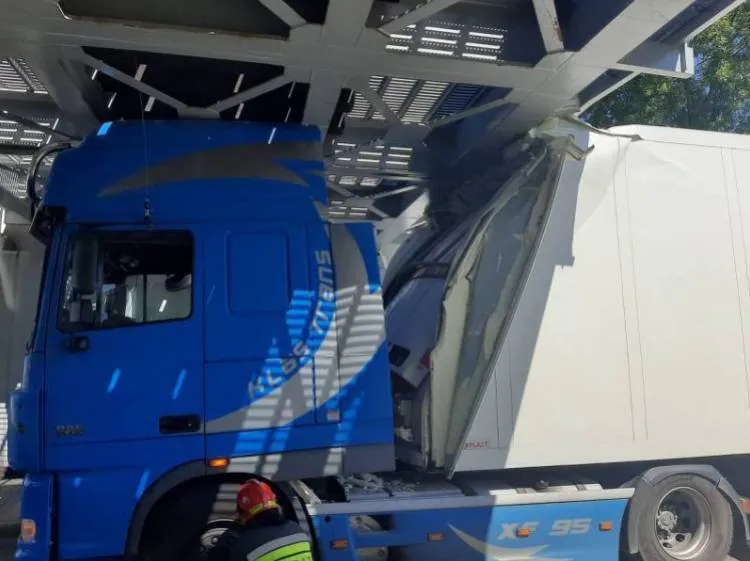 Ciężarówka zaklinowała się pod mostem na ul. Zielonej