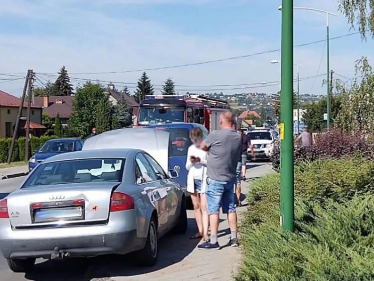 Kolizja w Chełmcu. Trzy auta najechały na siebie