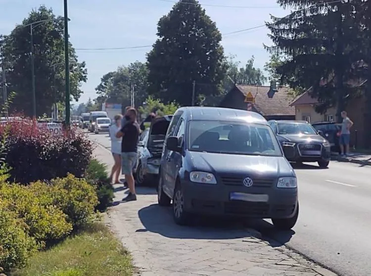 Kolizja w Chełmcu. Trzy auta najechały na siebie