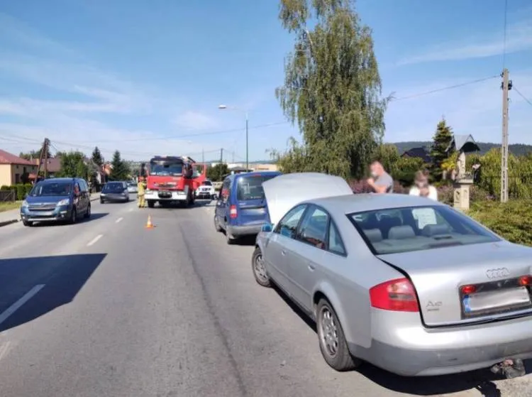Kolizja w Chełmcu. Trzy auta najechały na siebie