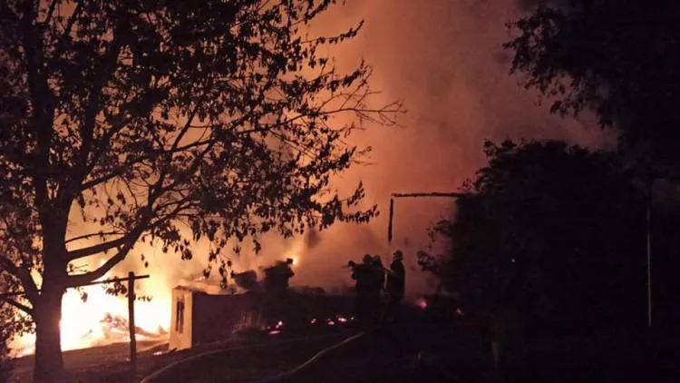 Rożnowice. Spłonęły dwa budynki gospodarcze i w połowie dom