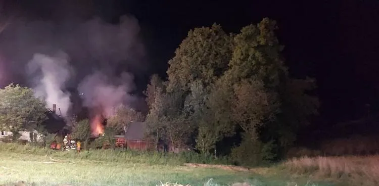 Rożnowice. Spłonęły dwa budynki gospodarcze i w połowie dom