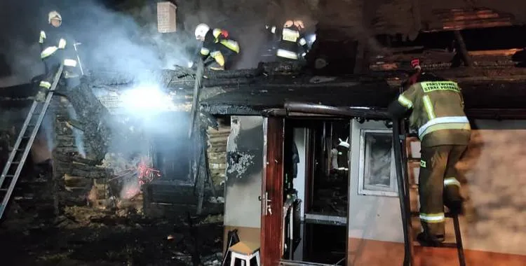 Rożnowice. Spłonęły dwa budynki gospodarcze i w połowie dom