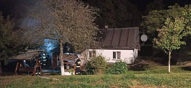 Rożnowice. Spłonęły dwa budynki gospodarcze i w połowie dom