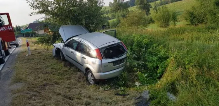 Wypadek w Mochnaczce Wyżnej. Samochód osobowy wypadł z drogi