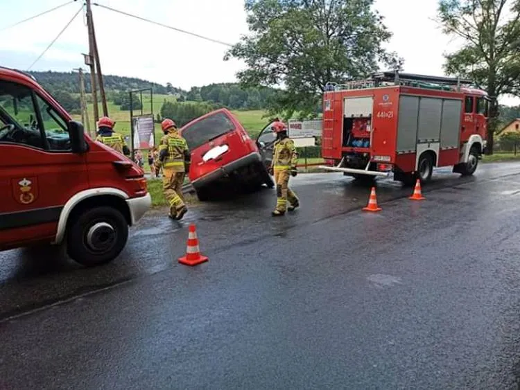 Ropa. Osobówka zawisła na skarpie. Kierujący po otwarciu drzwi wypadł z pojazdu 