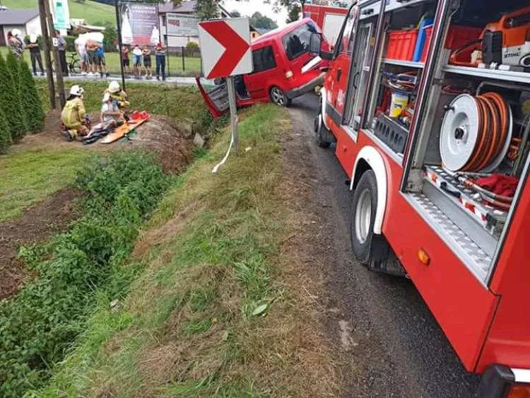 Ropa. Osobówka zawisła na skarpie. Kierujący po otwarciu drzwi wypadł z pojazdu 