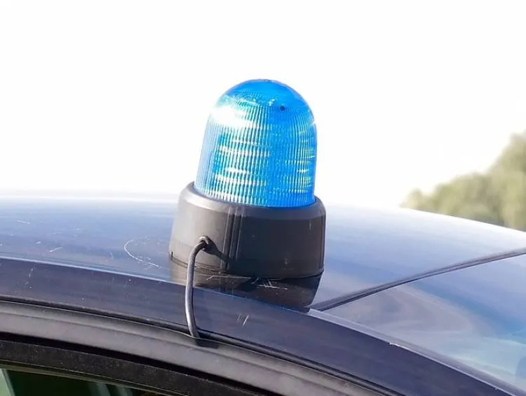 Trafi przed sąd za posiadanie niebieskiej lampy błyskowej w samochodzie