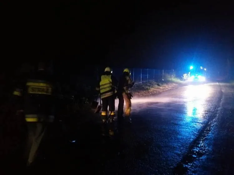 Szalowa. Na drodze powiatowej z przejeżdżającego samochodu ciężarowego rozsypała się masa bitumiczna