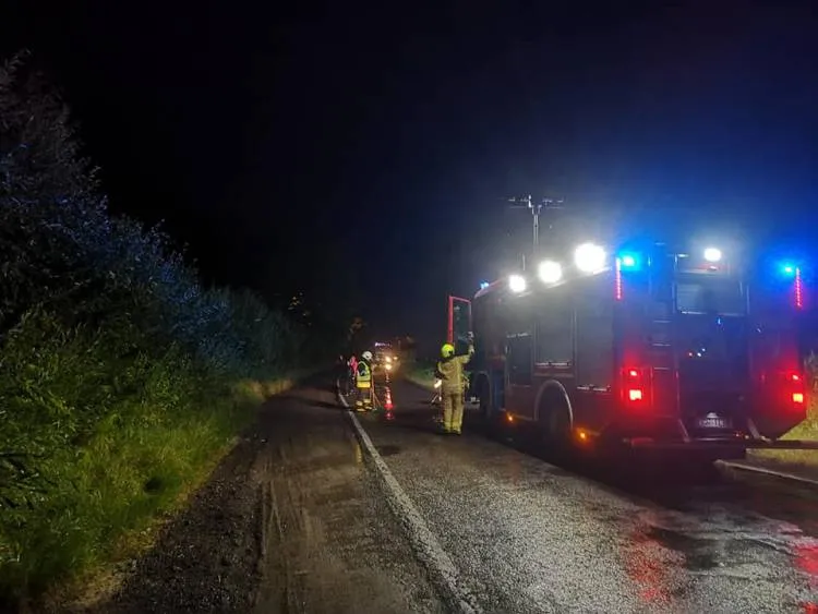 Szalowa. Na drodze powiatowej z przejeżdżającego samochodu ciężarowego rozsypała się masa bitumiczna