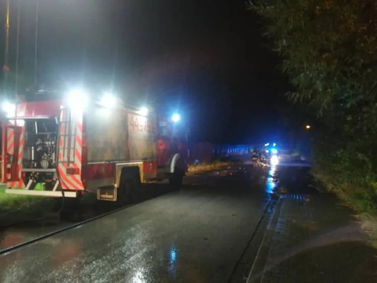 Szalowa. Na drodze powiatowej z przejeżdżającego samochodu ciężarowego rozsypała się masa bitumiczna