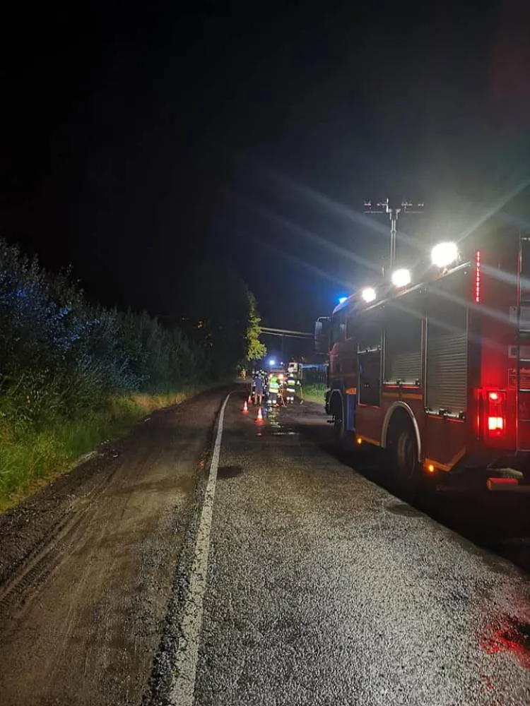 Szalowa. Na drodze powiatowej z przejeżdżającego samochodu ciężarowego rozsypała się masa bitumiczna