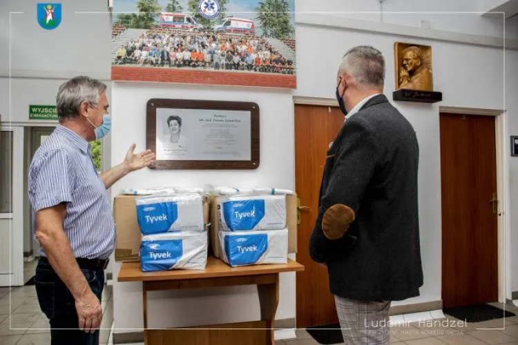 Prezydent przekazał kombinezony ochronne dla Sądeckiego Pogotowia Ratunkowego