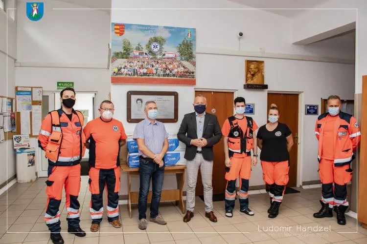 Prezydent przekazał kombinezony ochronne dla Sądeckiego Pogotowia Ratunkowego