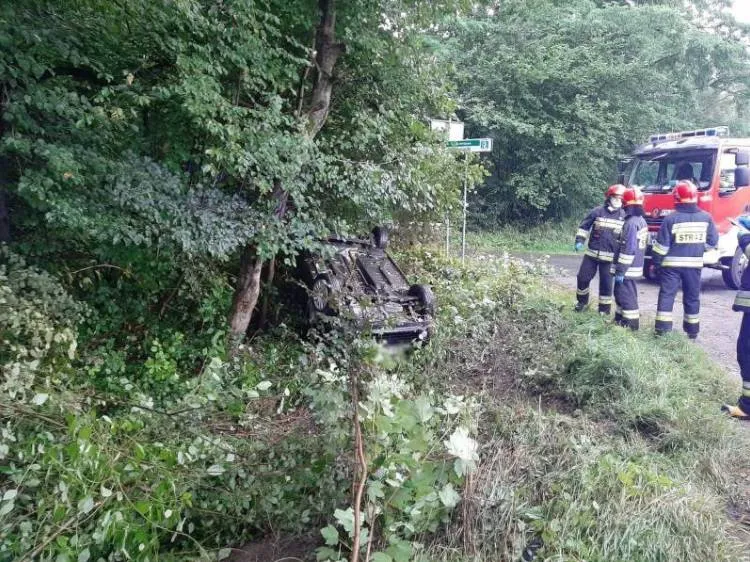 W Naściszowej osobówka wypadła z drogi i dachowała