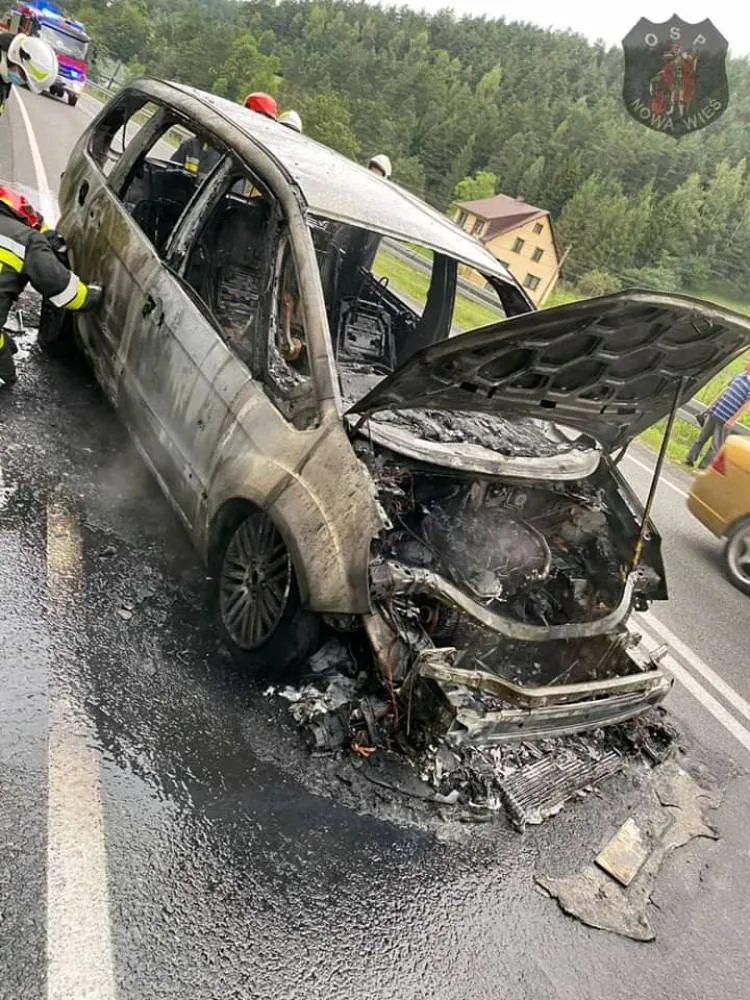 Pożar samochodu osobowego na DK75 w Roztoce Wielkiej