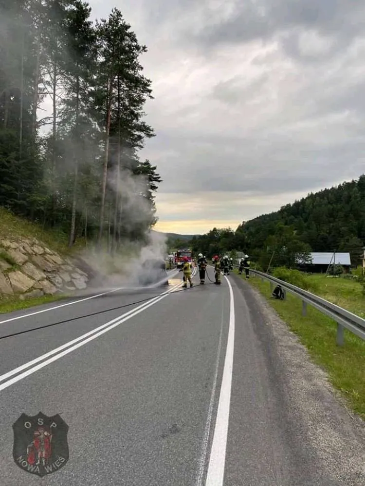 Pożar samochodu osobowego na DK75 w Roztoce Wielkiej