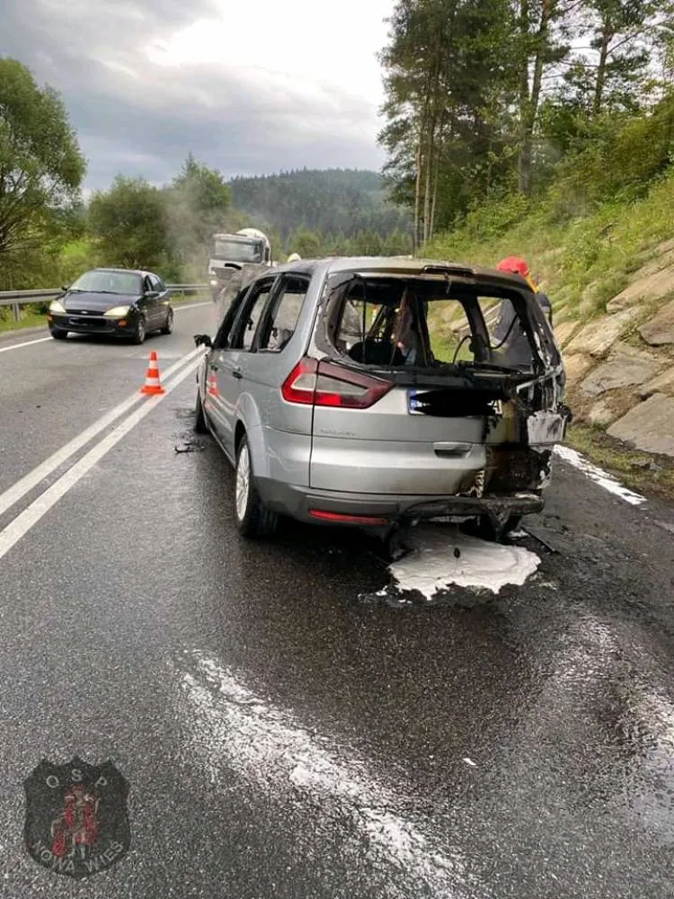 Pożar samochodu osobowego na DK75 w Roztoce Wielkiej