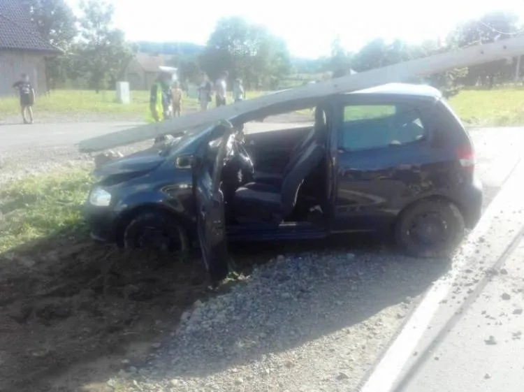 Mystków. Samochód osobowy zjechał z drogi i uderzył w słup telekomunikacyjny