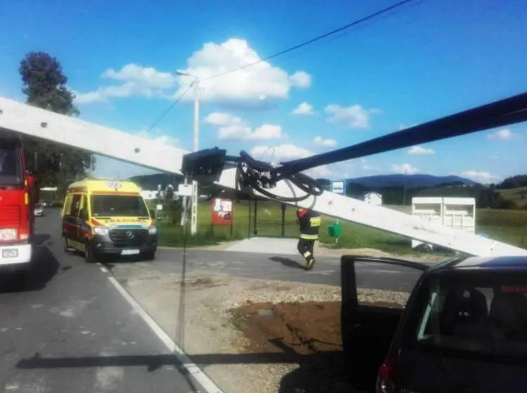 Mystków. Samochód osobowy zjechał z drogi i uderzył w słup telekomunikacyjny