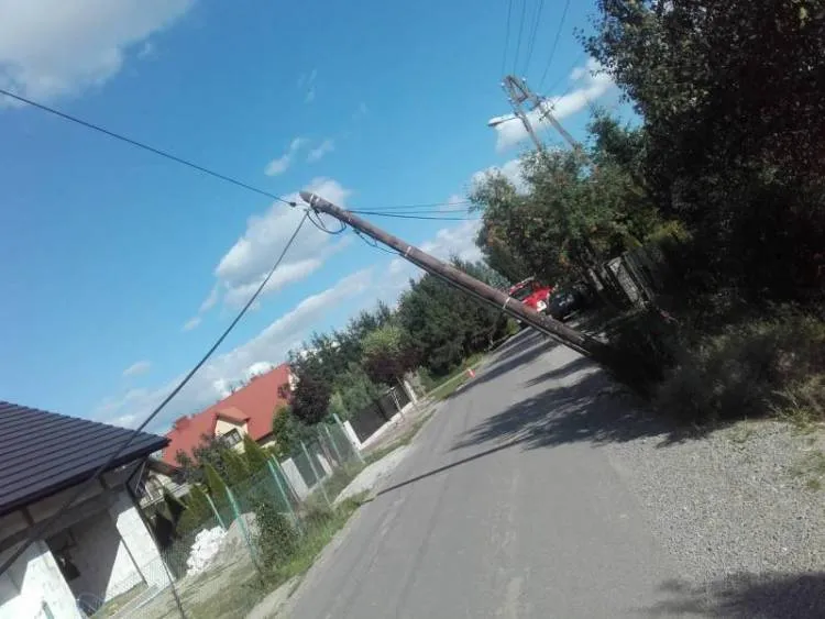 Nad drogą zwisał słup telekomunikacyjny Chełmiec
