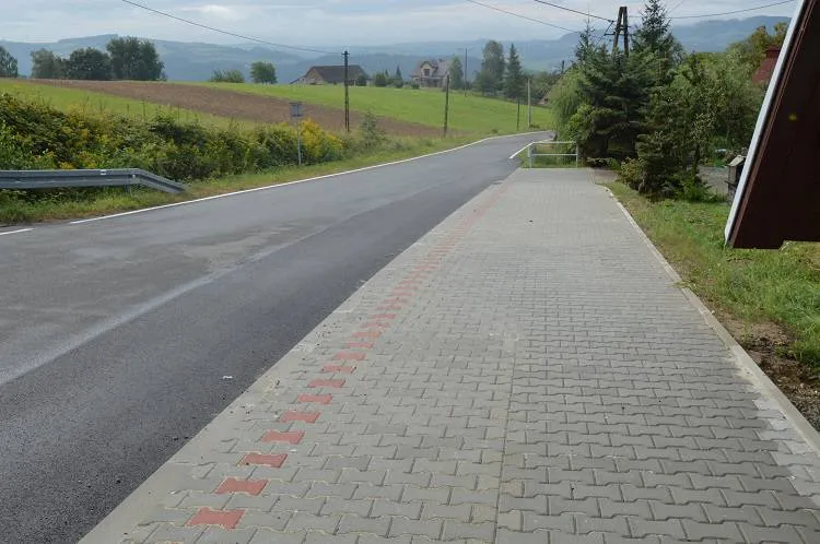 Przy drodze powiatowej w Tabaszowej powstało blisko 400 metrów chodnika