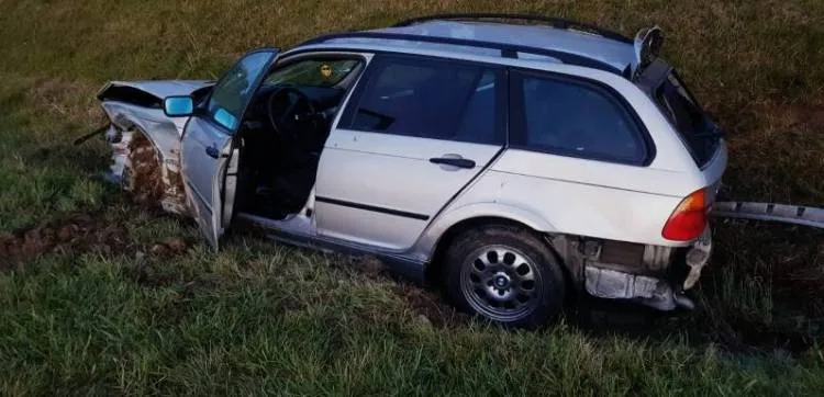 Podegrodzie. Dwie osobówki wypadły z jezdni i zatrzymały się po przeciwnych stronach drogi