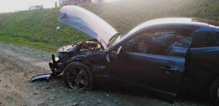 Podegrodzie. Dwie osobówki wypadły z jezdni i zatrzymały się po przeciwnych stronach drogi