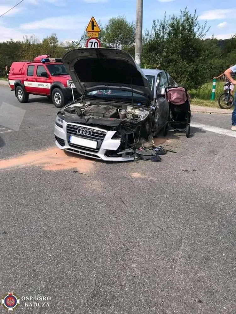 Wypadek w Kadczy. Dwa samochody rozbite, a poszkodowani w szpitalu