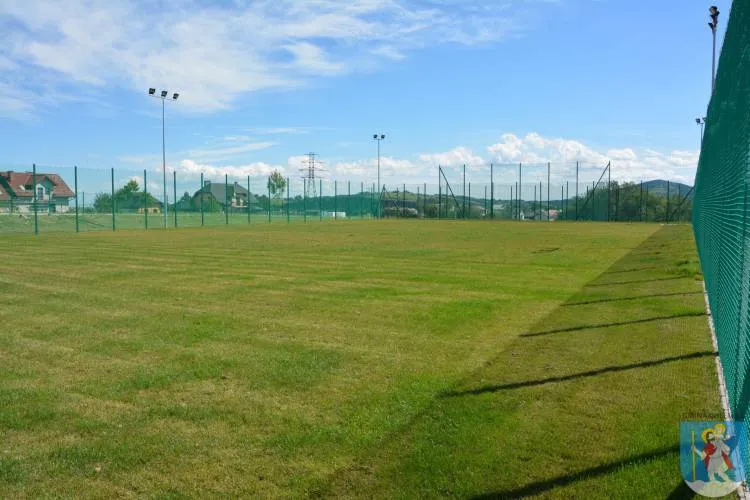 Zakończyła się budowa kompleksu sportowego w Librantowej. Gmina Chełmiec może już użytkować obiekt